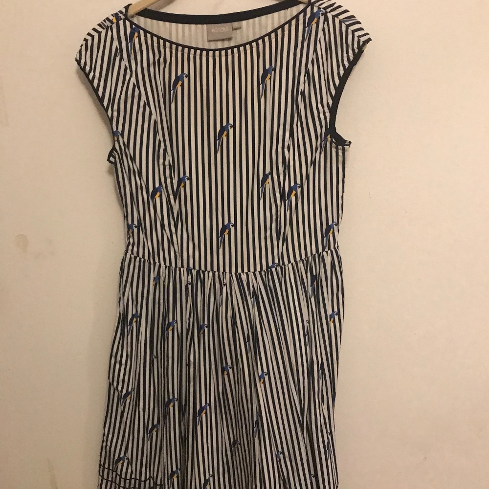 Summer Blue & White Striped Parrot Dress w/Embroidered Hem & Pockets! Size Small